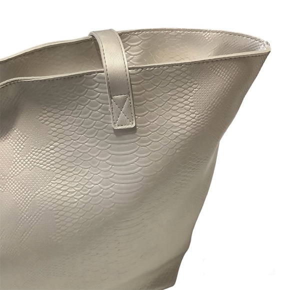 BATH AND BODY WORKS SILVER METALLIC TOTE BAG/ Embossed, Oversized,Double Handle - Picture 5 of 11